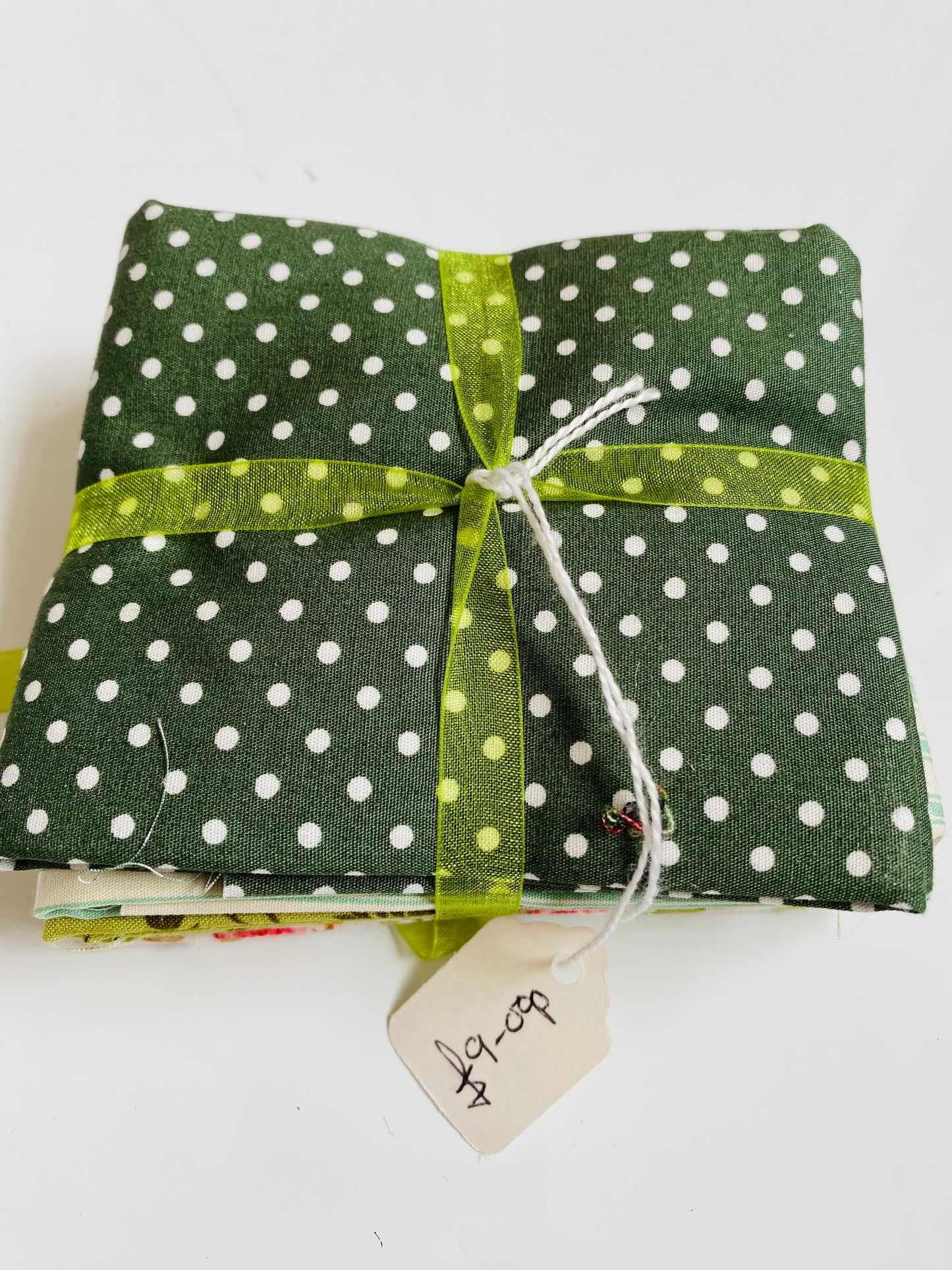 Fabric Fat Quarter Bundle - 'Warm Greens' - 100% Cotton