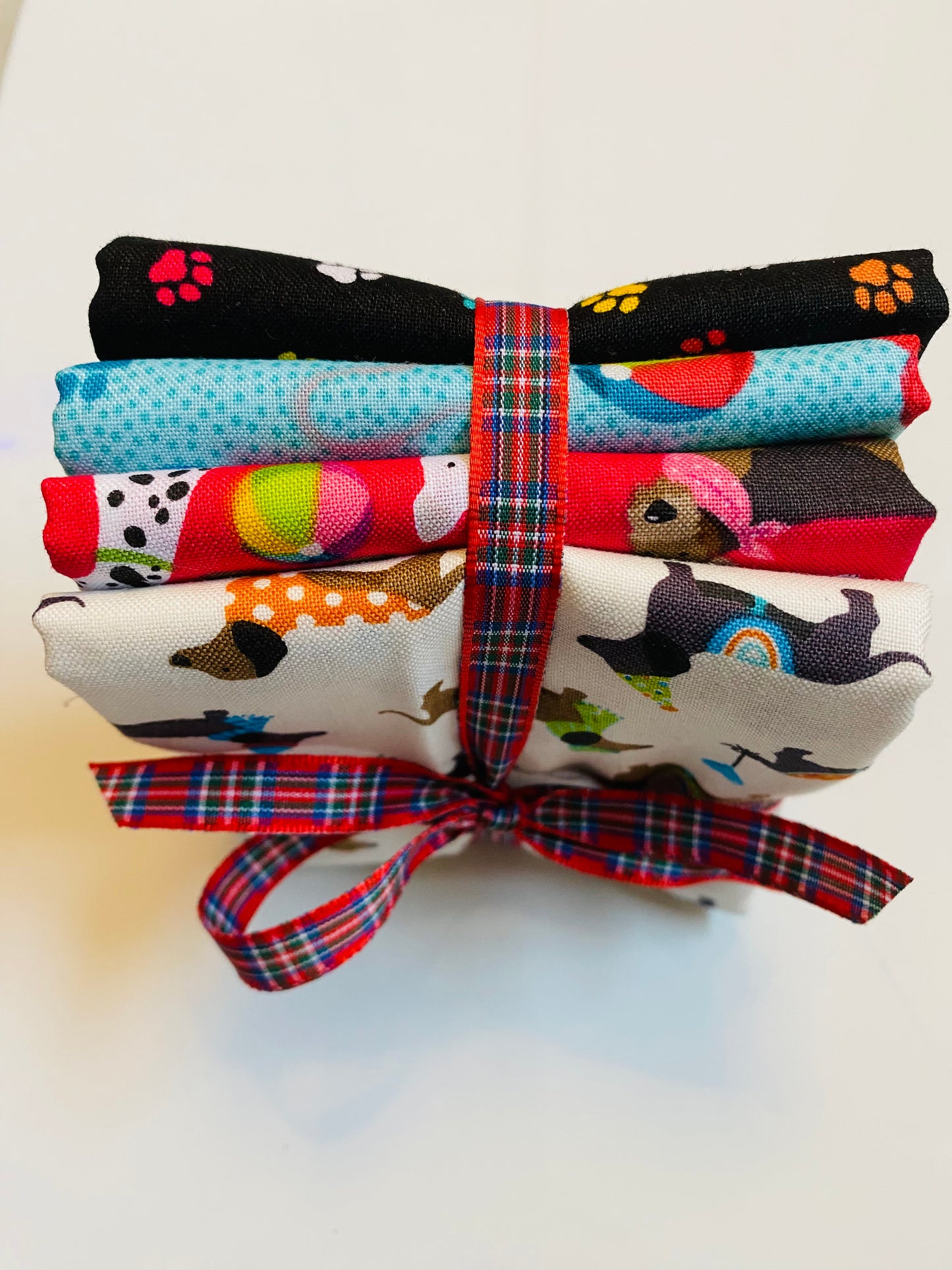 Dog & Puppy Fabric Fat Quarter Bundle - for appliqué, pillows, bags, cushions and quilts