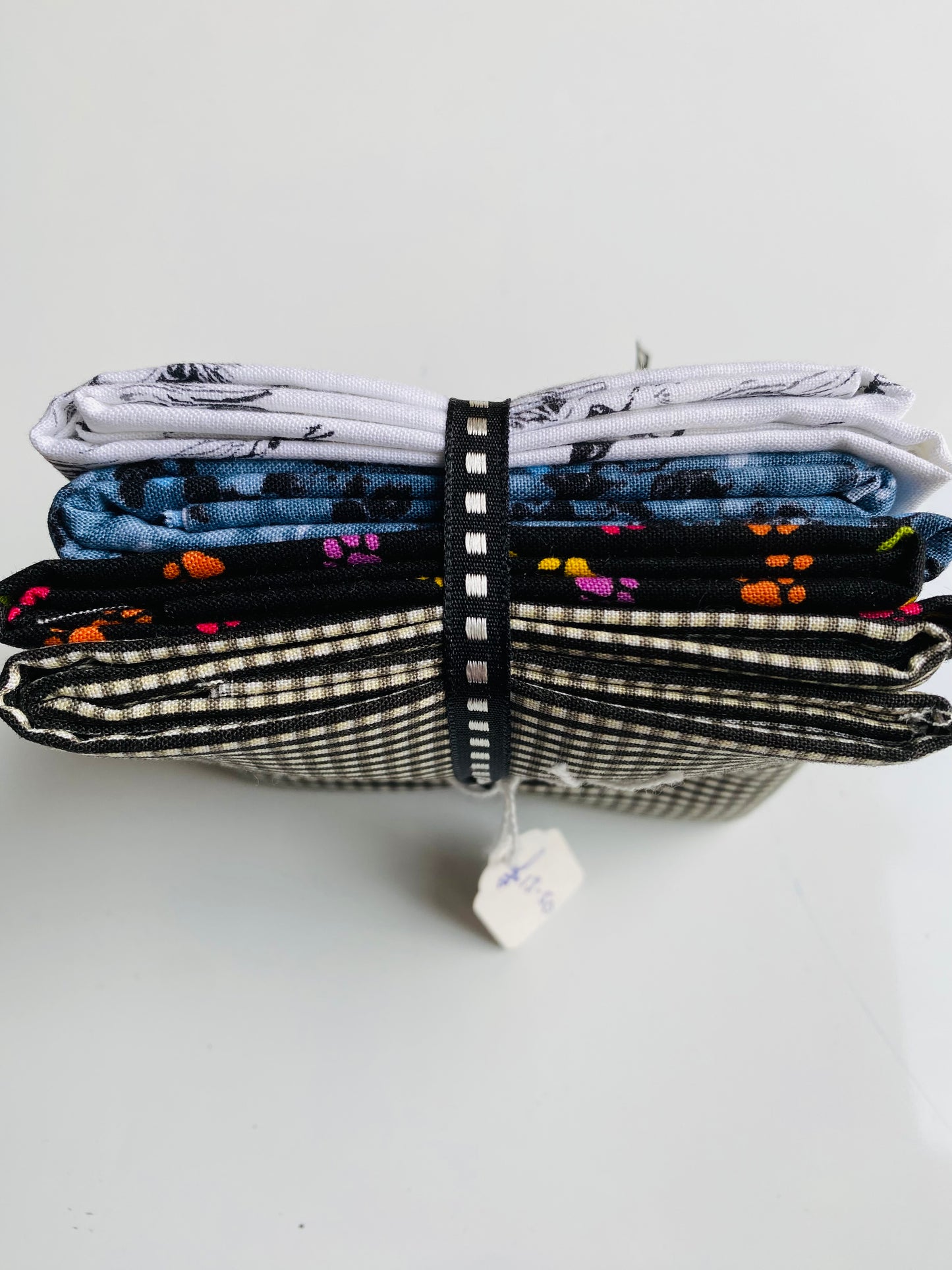 Fabric Fat Quarter Bundle - 'Dogs' - 100% Cotton