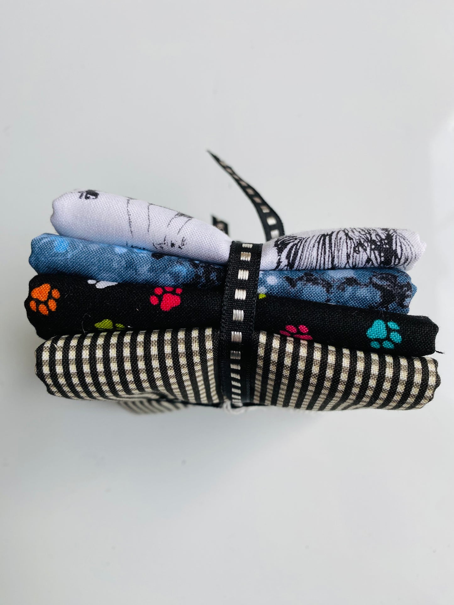 Fabric Fat Quarter Bundle - 'Dogs' - 100% Cotton
