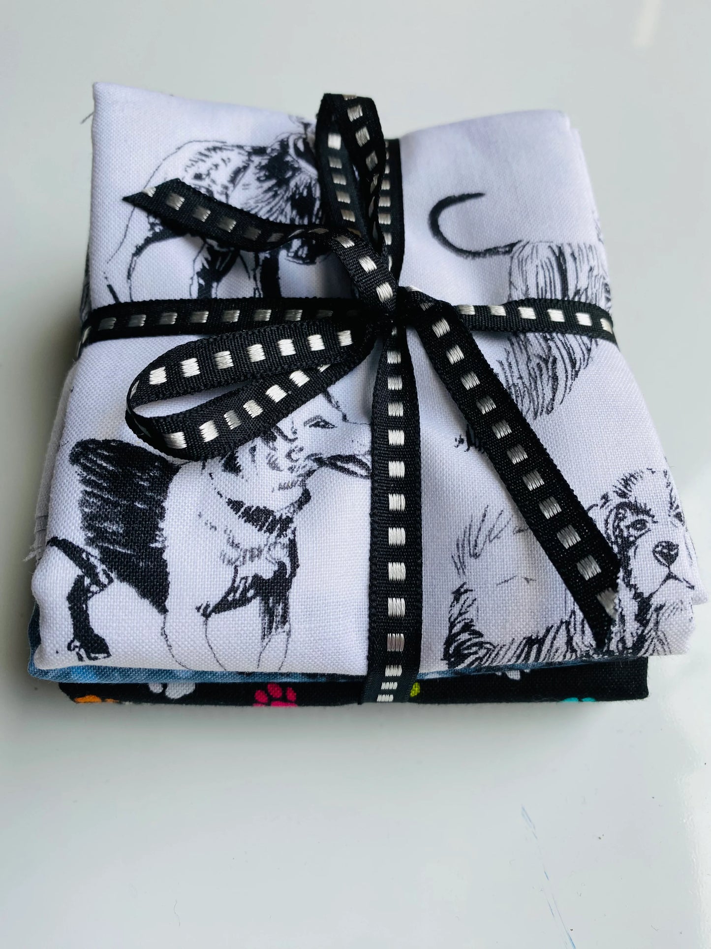 Dog & Puppy Fabric Fat Quarter Bundle - for appliqué, pillows, bags, cushions and quilts
